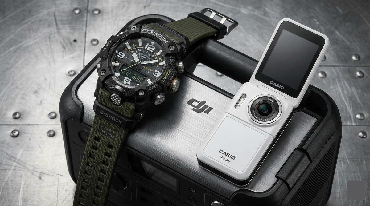 一隻 Casio G-Shock 手錶與 TR 自拍相機放置在 DJI Power 1000 戶外電源上方，象徵精密電子產品的集合 (A Casio G-Shock watch and TR selfie camera resting on top of a DJI Power 1000 outdoor power station, symbolizing a collection of precision electronics).
